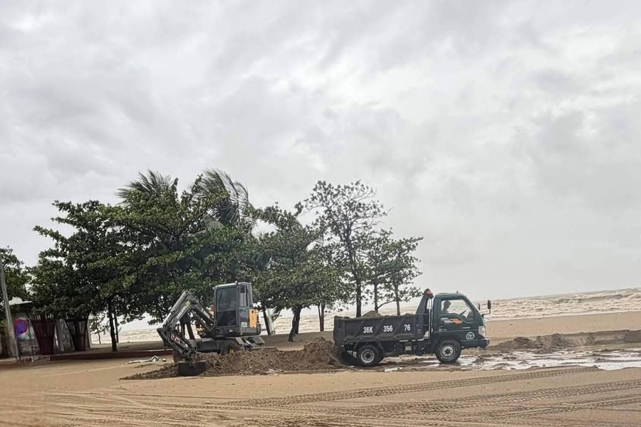 Thanh Hóa: Lợi dụng mưa bão, nhiều phương tiện khai thác cát trái phép bị bắt giữ