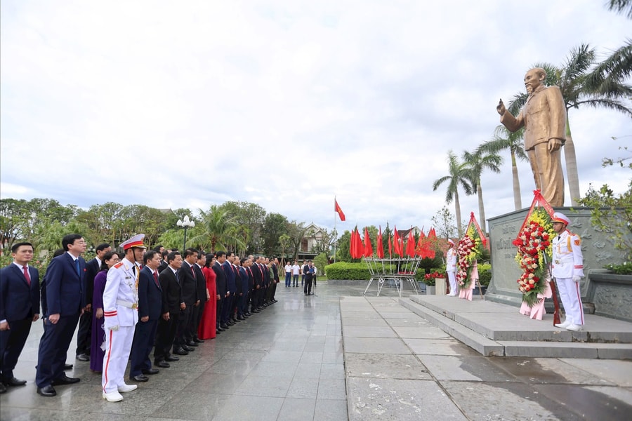 Hà Tĩnh: Dâng hương, báo công với Bác Hồ trước thềm Đại hội Đảng bộ tỉnh lần thứ XX