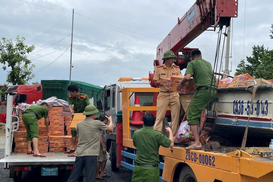 Khẩn trương cứu trợ hơn 3.000 hộ dân vùng ngập sâu ở Thanh Hóa