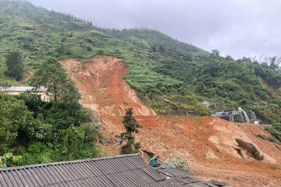 Cấm đường tại các vị trí nguy hiểm do bão số 12 và mưa lũ