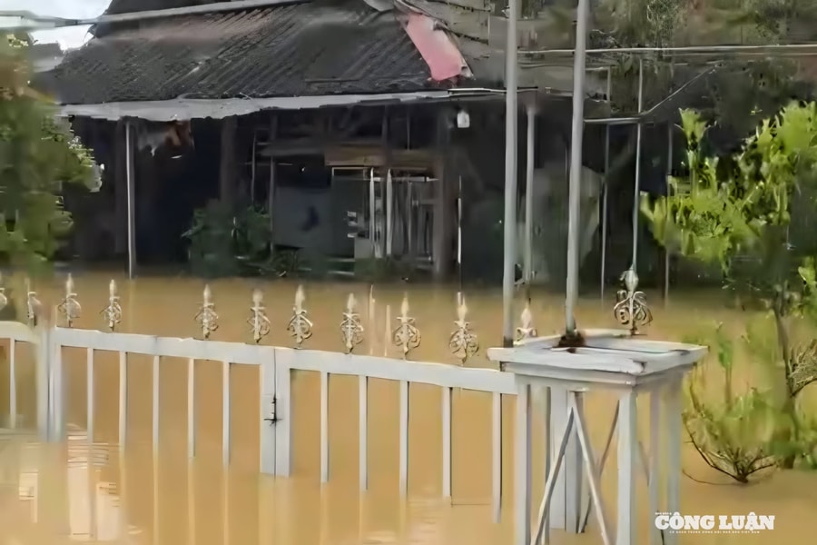 Hàng nghìn nhà dân ở Thanh Hóa đang bị ngập sâu trong lũ