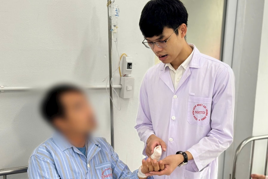 Khối u 17 năm ăn mòn xương ngón tay