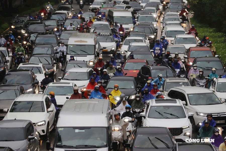 Hà Nội mưa lớn, nhiều tuyến đường ngập sâu, giao thông tê liệt