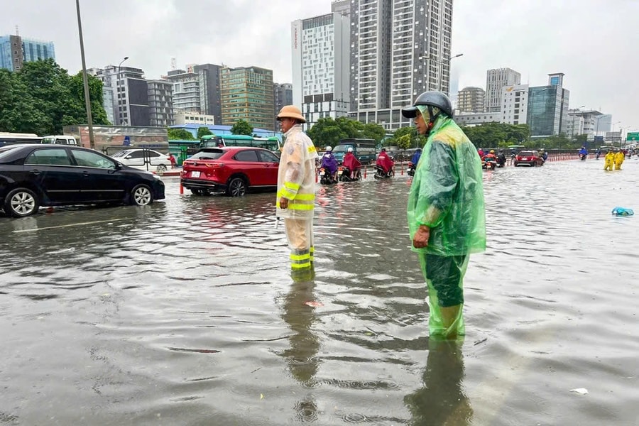 Hà Nội: Cảnh sát giao thông bác tin đồn cấm đường do ngập úng