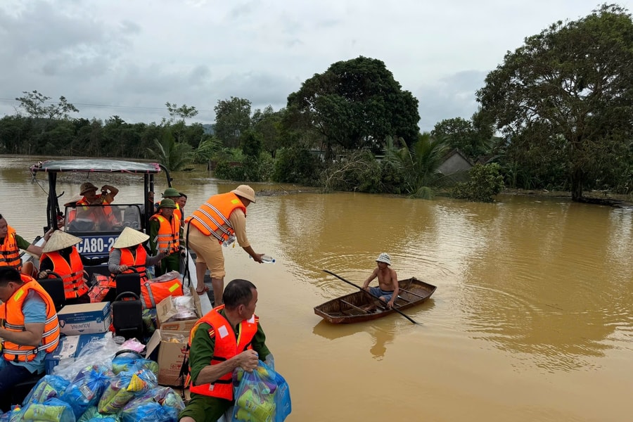 Thủy đoàn 1 cứu hộ, tiếp tế nhu yếu phẩm cho người dân vùng lũ Nghệ An