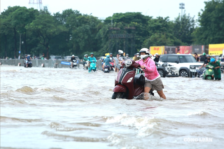 Nhiều tuyến phố của Hà Nội vẫn ngập nặng: Xe chết máy, người dân vật vã trong dòng nước