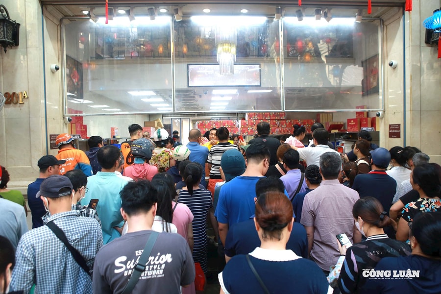 Hà Nội vừa hết mưa ngập, người dân đã đổ xô đi mua bánh Trung thu