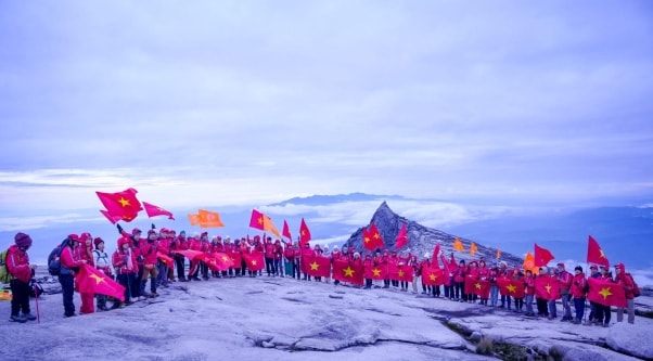 2 ngày 1 đêm chinh phục đỉnh núi cao nhất Đông Nam Á và những bài học quý
