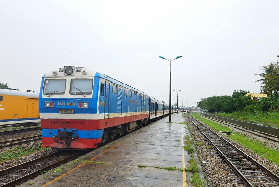 Nhiều tàu khách phải dừng chờ do mưa lớn khu vực miền Trung