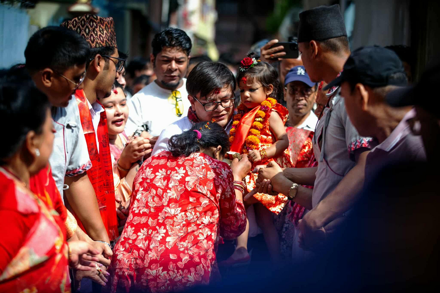 Nepal chọn bé gái 2 tuổi làm nữ thần sống Kumari mới