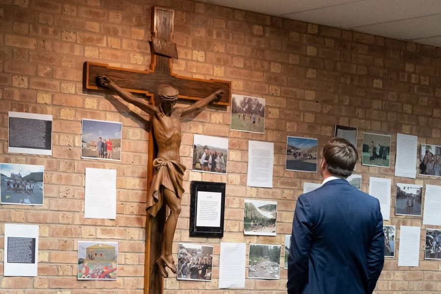 AI giúp tòa soạn Mỹ giải mã hàng trăm trang tài liệu vụ xả súng hàng loạt