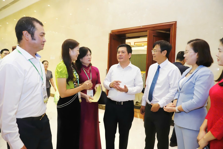 Nông dân 'khóc ròng' vì phí sàn thương mại điện tử cao, vận chuyển đắt gấp đôi giá nông sản