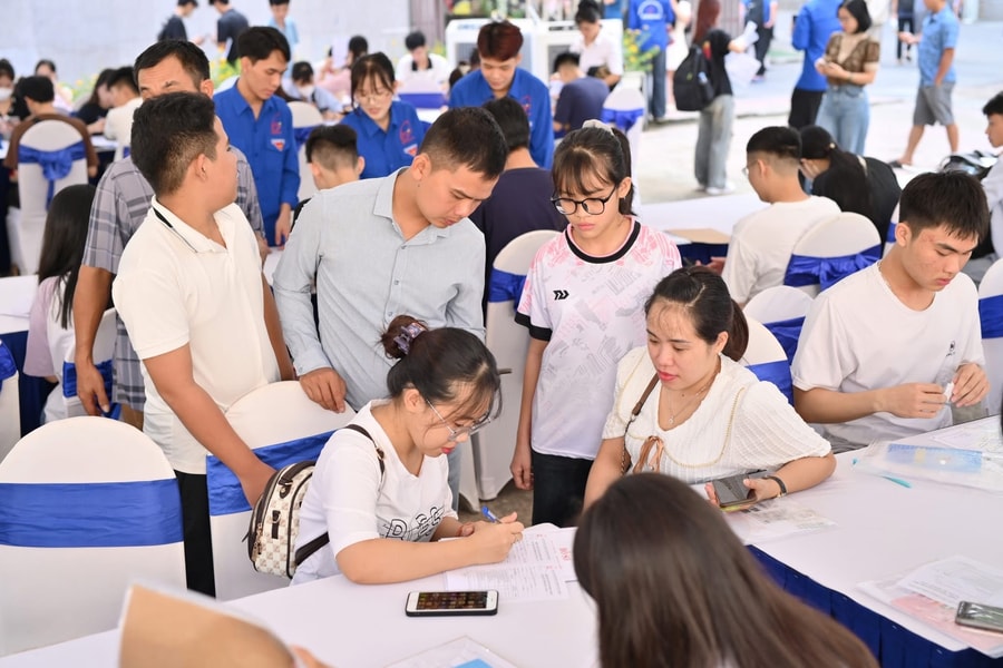 Nhiều trường đại học công bố gói hỗ trợ sinh viên bị ảnh hưởng bởi bão Bualoi, mức cao nhất 10 triệu đồng