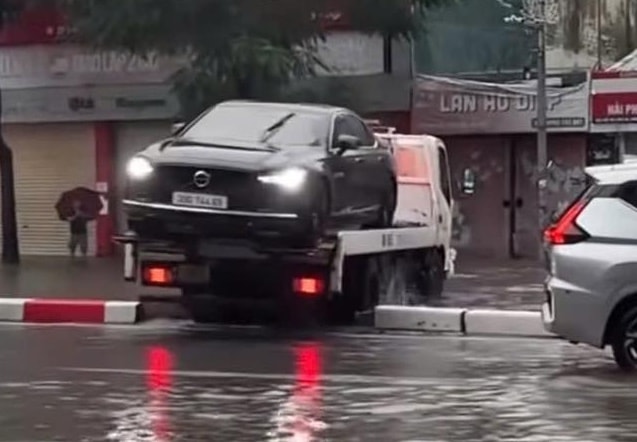 Hà Nội: Tài xế xe cứu hộ đi “tạt” qua dải phân cách bị phạt 5 triệu đồng