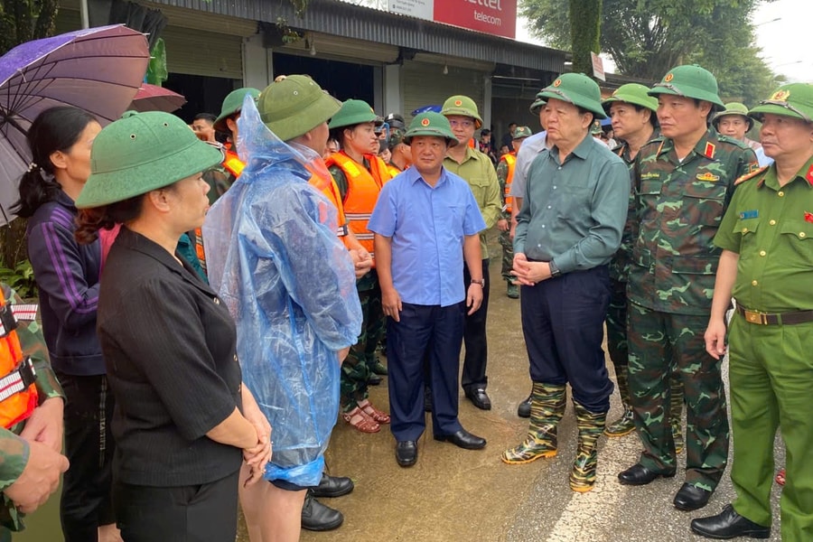 Đảm bảo lương thực, thực phẩm, thuốc men cho bà con vùng bị cô lập do mưa lũ