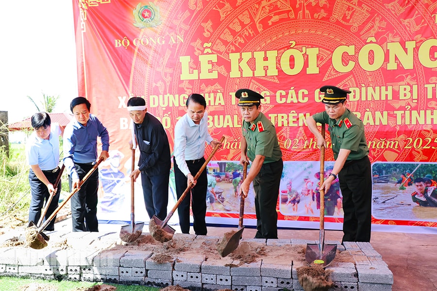 Bộ Công an hỗ trợ kinh phí xây dựng 24 căn nhà tặng các gia đình bị thiệt hại do bão số 10 tại Ninh Bình