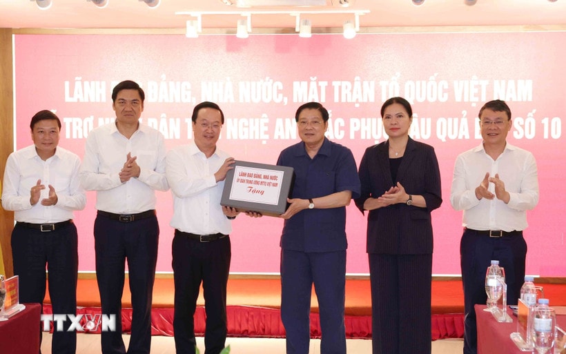 Lãnh đạo Đảng, Nhà nước, Mặt trận Tổ quốc hỗ trợ nhân dân Nghệ An khắc phục hậu quả bão số 10