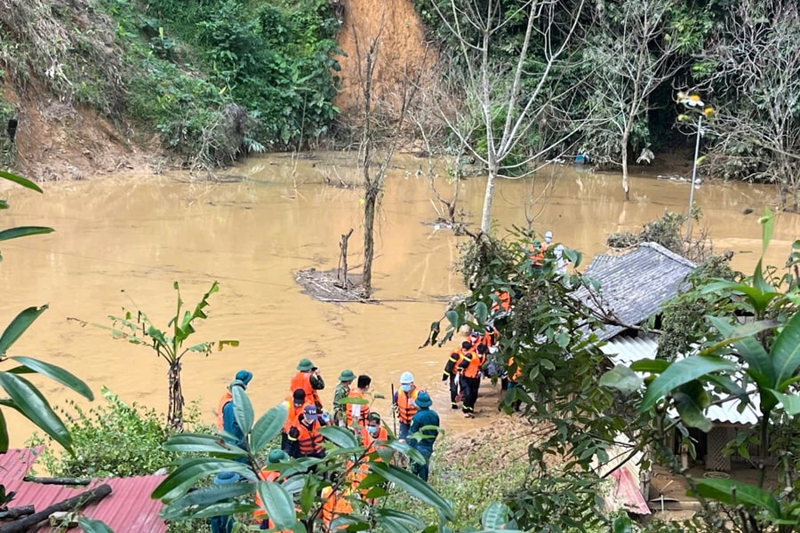Bão số 10 gây lũ quét ở Cao Bằng, 3 cán bộ công trường cao tốc bị cuốn trôi