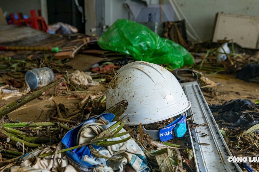 Nỗi niềm người công nhân làm đường sau cơn lũ dữ