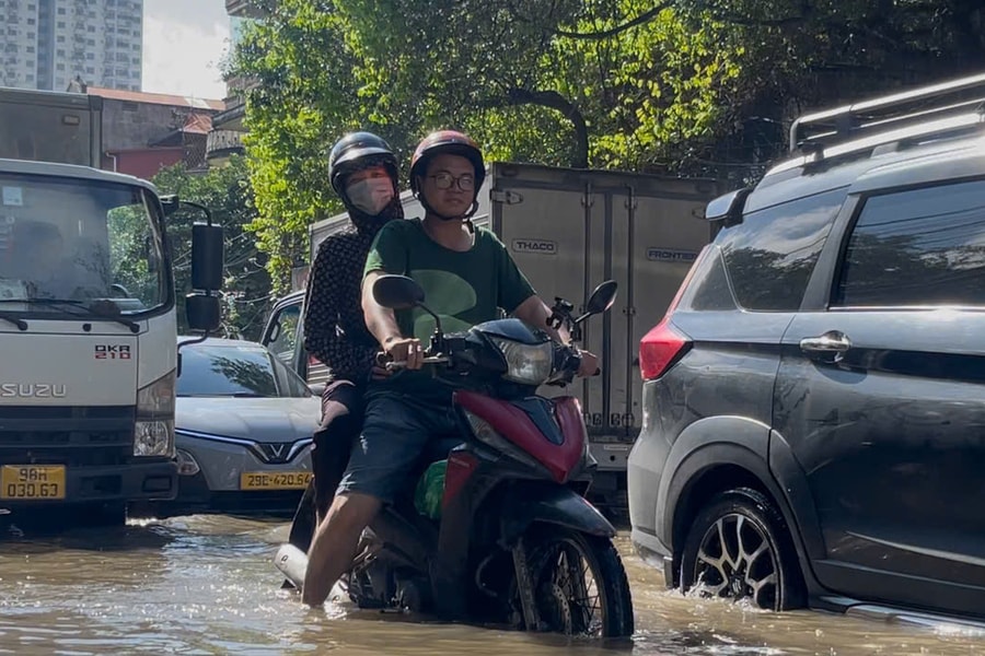 Hà Nội: CSGT dùng xe đặc chủng chở người dân qua điểm ngập Cầu Bươu - Xa La