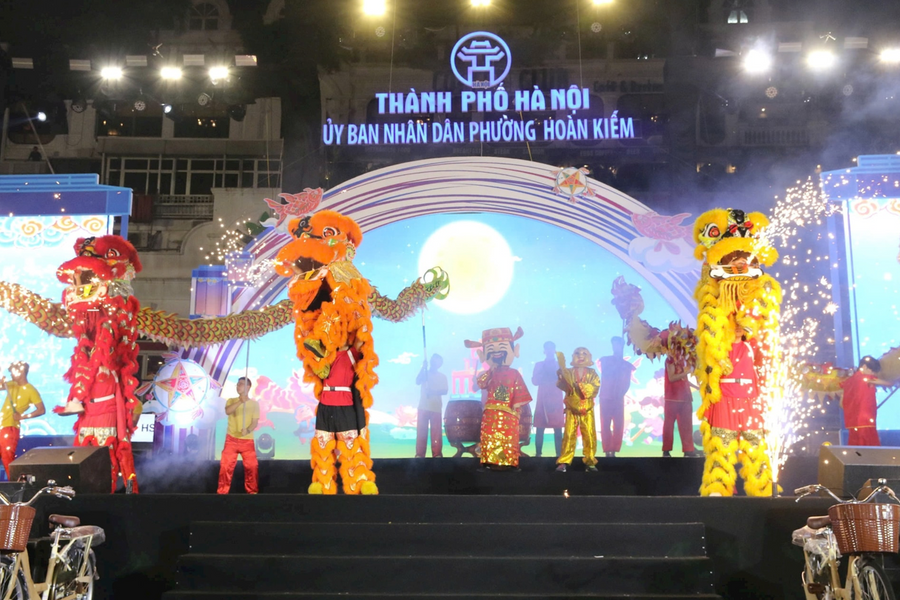 Độc đáo đêm hội Trăng rằm 2025 tại Phố đi bộ hồ Gươm