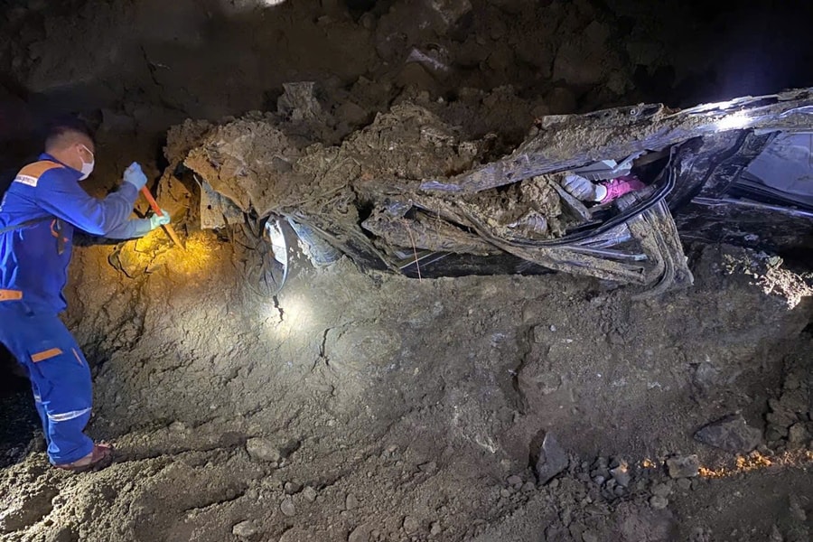 Lào Cai: Tìm thấy chiếc xe bán tải mất tích do sạt lở đất đã bị bẹp dúm cùng 2 thi thể