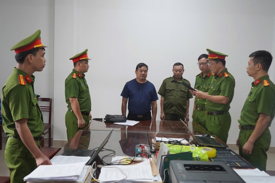 Làm giúp dân hồ sơ vay vốn, 'đưa ngọn cắt gốc' chiếm đoạt tiền tỷ