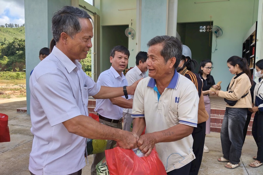 Quảng Ngãi: Tổ chức phiên chợ 0 đồng giúp bà con vùng khó tiếp cận công nghệ số