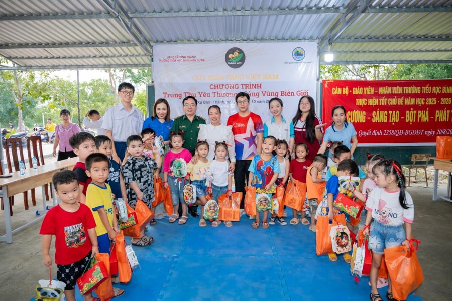 Kiến Vàng mang Trung thu đến cho trẻ em vùng biên