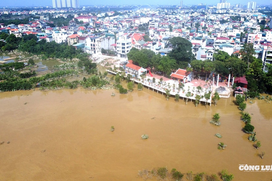 Đền Rừng ven sông Hồng trước nguy cơ bị cuốn trôi sau bão số 10