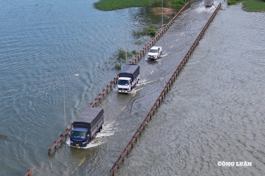 Gần một tuần sau mưa lớn, đường huyết mạch phía Tây Hà Nội vẫn ngập