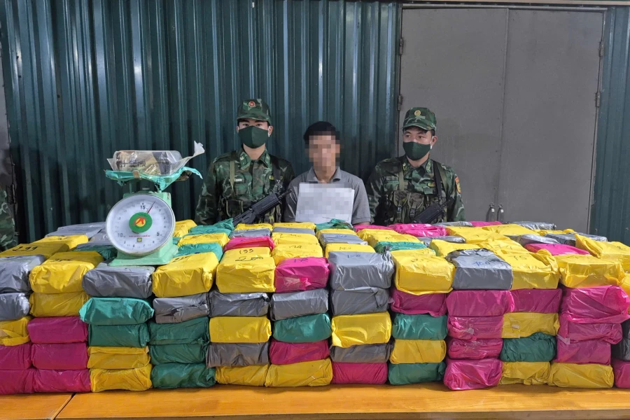 Bắt giữ 2 đối tượng người Lào vận chuyển 500kg ma túy qua biên giới Quảng Trị