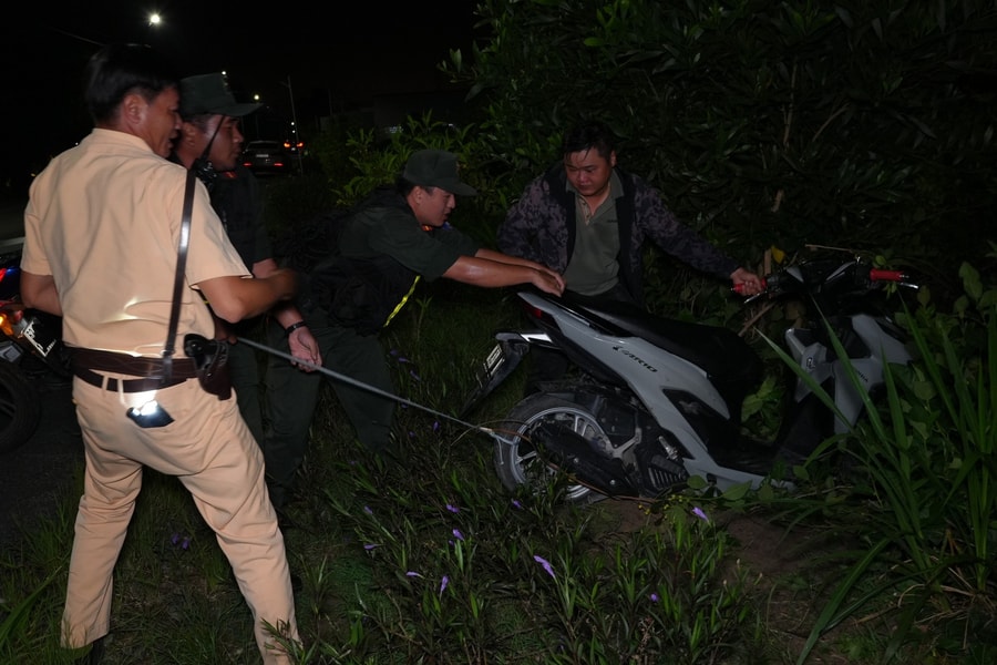 Công an Đồng Tháp truy bắt nhóm quái xế tụ tập trong đêm