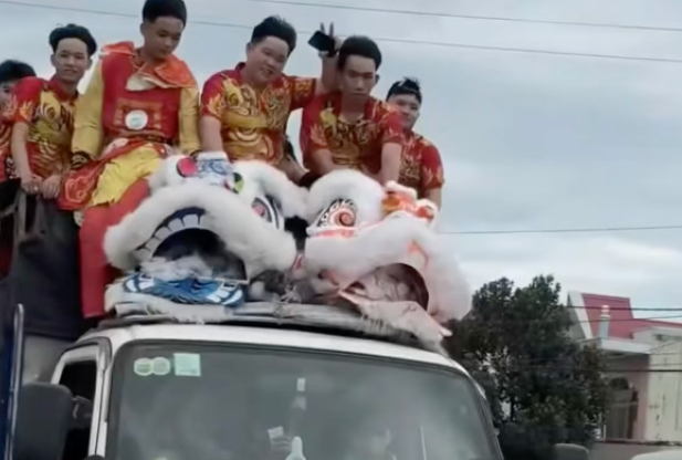 Bị phạt 10 triệu đồng vì chở người trên nóc và thùng xe tải ở Gia Lai