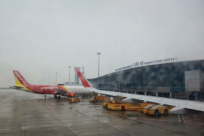 Hàng loạt chuyến bay bị hủy do diễn biến phức tạp của bão Kalmaegi