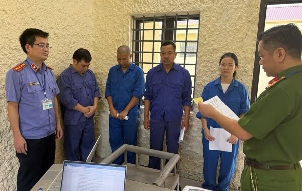 Bắt tạm giam Phó Giám đốc Bệnh viện Phổi Hà Nội và đồng phạm