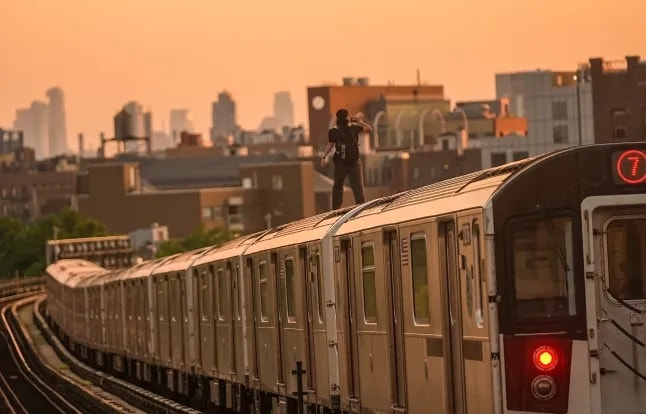 Hai thiếu nữ tử vong vì trào lưu 'lướt ván tàu điện ngầm' trên TikTok