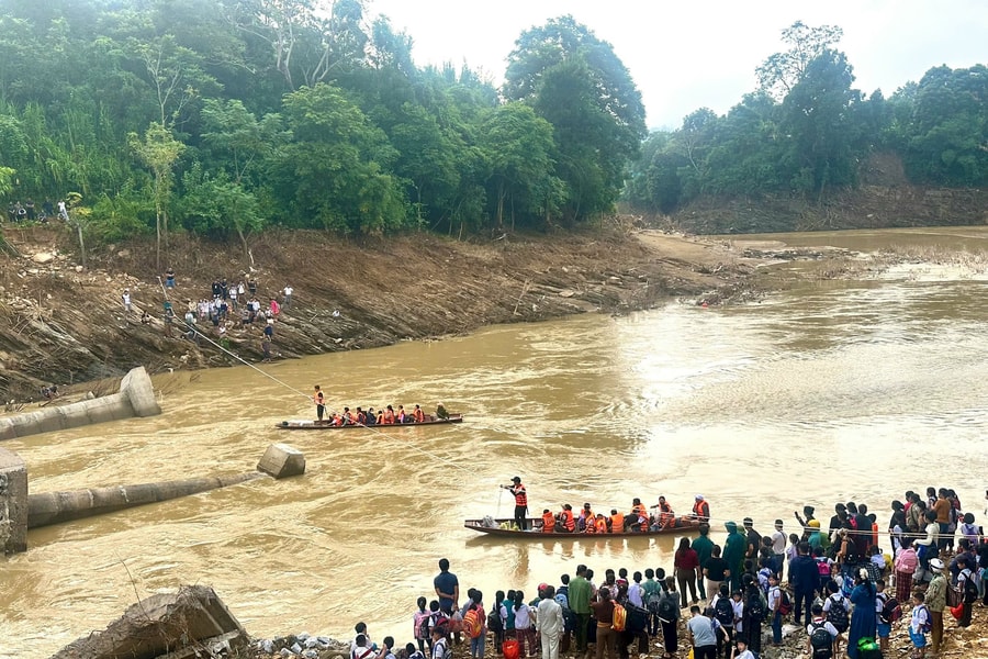 Lũ cuốn trôi cầu, thầy trò Nghệ An bám dây vượt sông đến trường