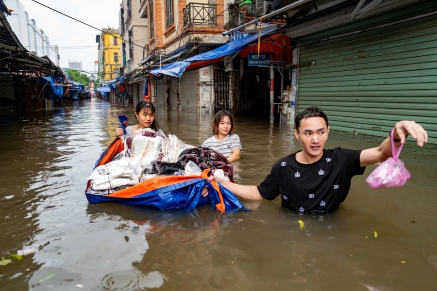 Thủ đô giữa mùa... bơi lội