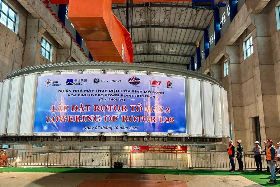 Lắp đặt thành công rotor tổ máy số 2 dự án nhà máy thuỷ điện Hoà Bình mở rộng