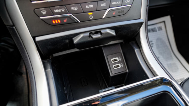 4 thiết bị tuyệt đối không nên cắm vào cổng USB ô tô