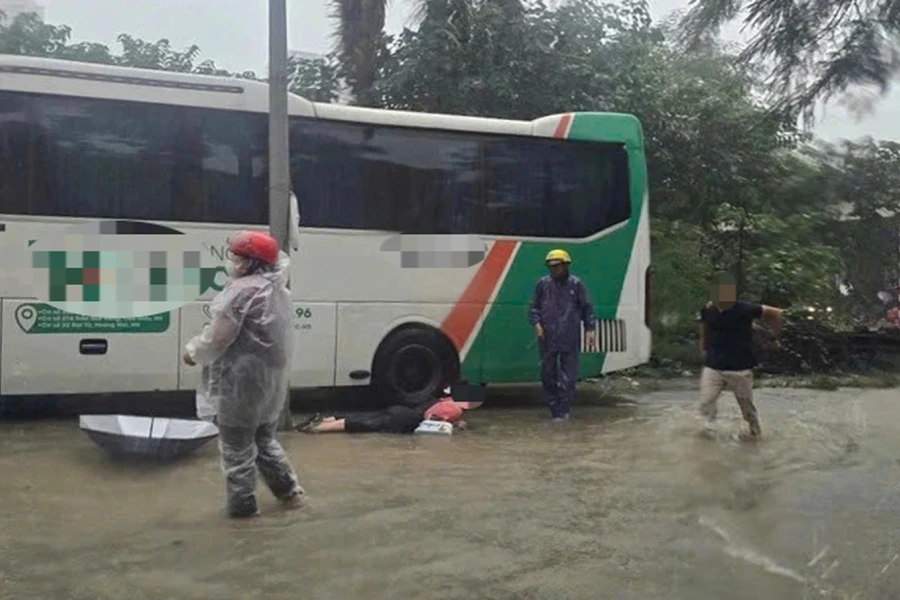 Phát hiện rò rỉ điện tại khu vực ngập nước ở Hà Nội, CSGT phối hợp xử lý khẩn cấp