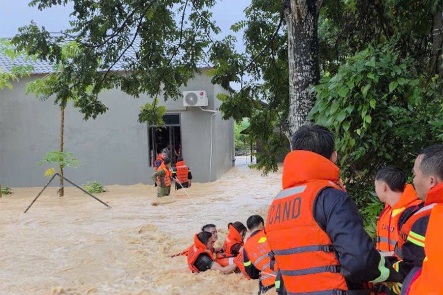 Kịp thời giải cứu 5 người trong gia đình bị cô lập giữa cơn lũ dữ ở Bắc Ninh