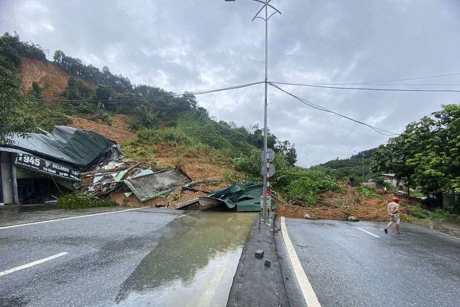 Lào Cai: Sạt lở đất núi vùi lấp một nhà dân và làm tắc hoàn toàn Quốc lộ 70 từ Lào Cai đi Yên Bái
