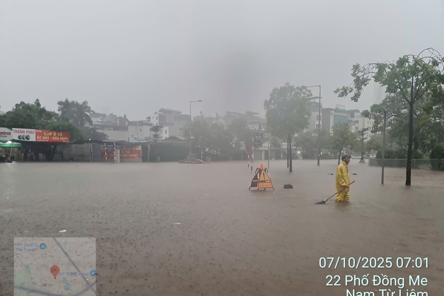 Hà Nội: Từ sáng sớm đã có nhiều khu vực bị ngập sâu do mưa lớn