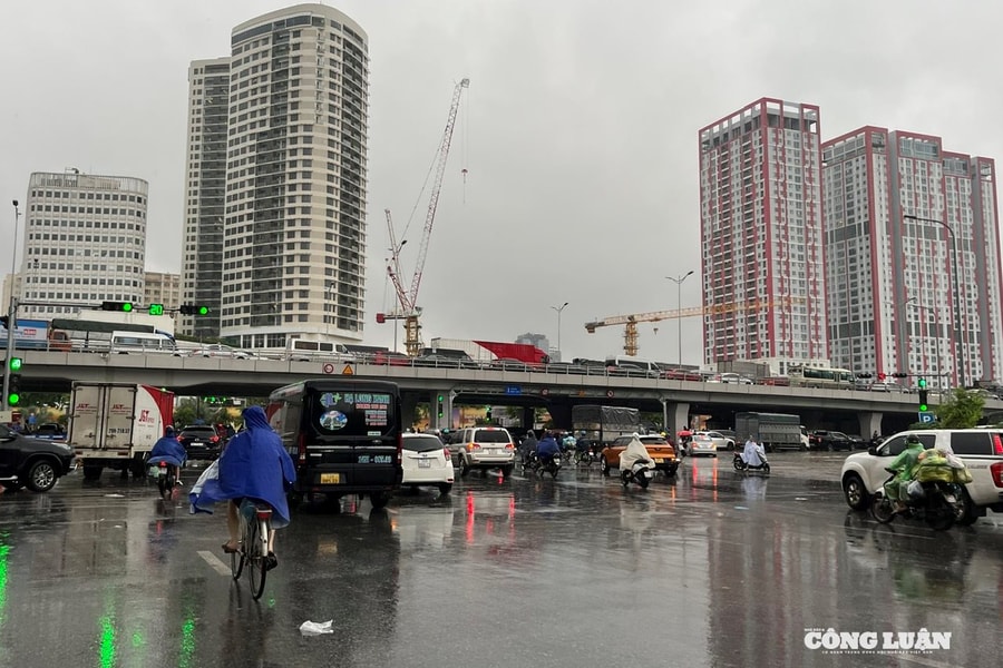 Giao thông ùn tắc, các phương tiện di chuyển khó khăn trong ngày Hà Nội mưa lớn sau bão số 11