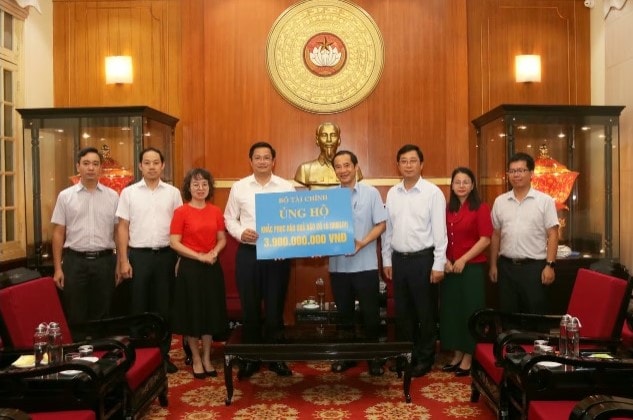 MTTQ Việt Nam tiếp nhận 3,9 tỷ đồng từ Bộ Tài chính ủng hộ đồng bào khắc phục hậu quả bão số 10