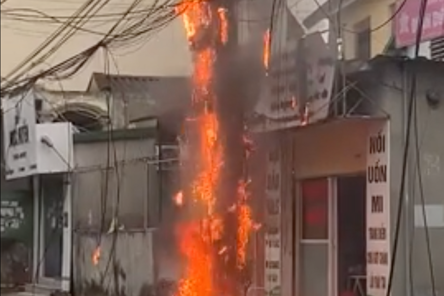 Nghệ An: Cháy cột điện giữa khu dân cư