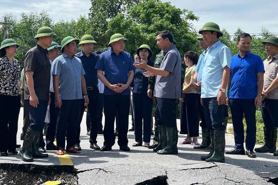 Phó Thủ tướng Thường trực Nguyễn Hoà Bình chỉ đạo khắc phục vỡ đê bối tại Bắc Ninh