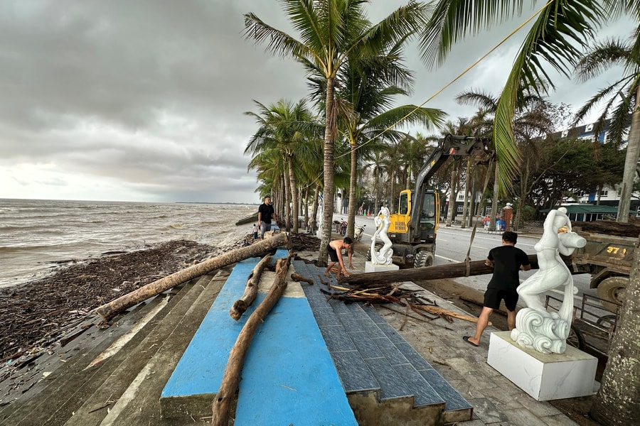 Thanh Hoá: Người dân đổ xô ra biển Hải Tiến vớt gỗ sau bão số 10